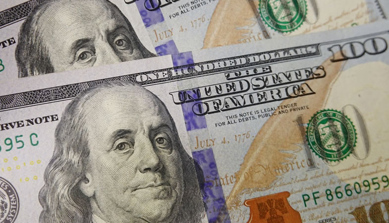 Dólar cierra bajo $904 tras avance del precio del cobre